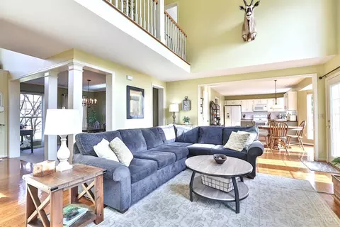 Living - 4724 Brookfield Ct, Cincinnati, OH 45244 photo 5 of 10