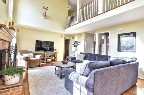 Living - 4724 Brookfield Ct, Cincinnati, OH 45244 photo 4 of 10