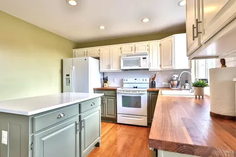 Kitchen - 4724 Brookfield Ct, Cincinnati, OH 45244 photo 2 of 6