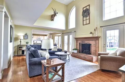 Living - 4724 Brookfield Ct, Cincinnati, OH 45244 photo 3 of 10