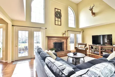 Living - 4724 Brookfield Ct, Cincinnati, OH 45244 photo 6 of 10