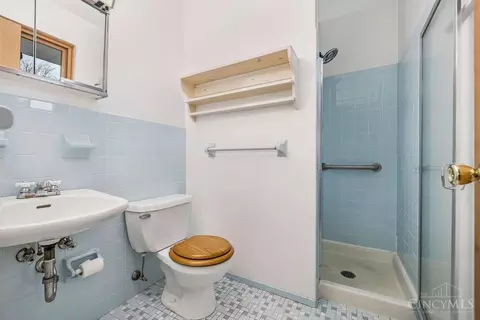 Bath - 1652 Pinebluff Ln, Cincinnati, OH 45255 photo 2 of 3
