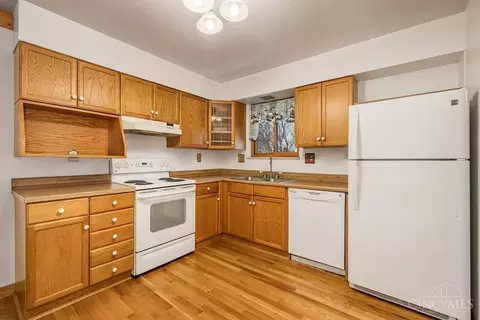 Kitchen - 1652 Pinebluff Ln, Cincinnati, OH 45255 photo 2 of 2