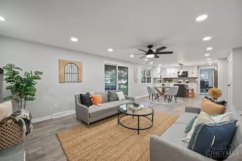 Living - 7465 Wallingford Dr, Cincinnati, OH 45244 photo 3 of 6
