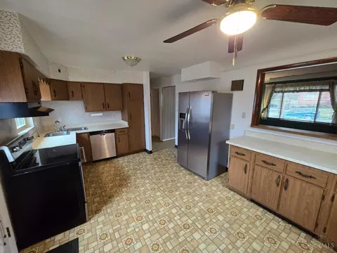 Kitchen - 292 W Crest Dr, Reading, OH 45215 photo 3 of 4