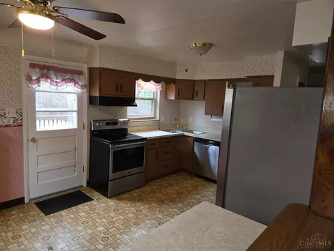 Kitchen - 292 W Crest Dr, Reading, OH 45215 photo 2 of 4