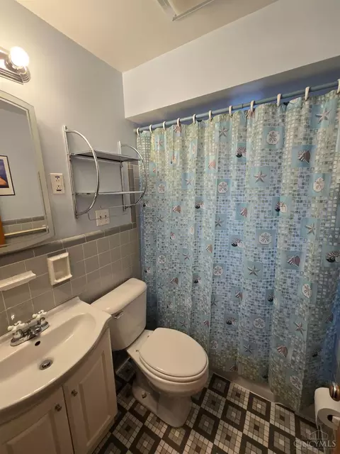 Bath - 292 W Crest Dr, Reading, OH 45215 photo 1 of 3