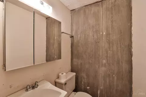 Bath - 3681 Centurion Dr, Cincinnati, OH 45211 photo 3 of 4