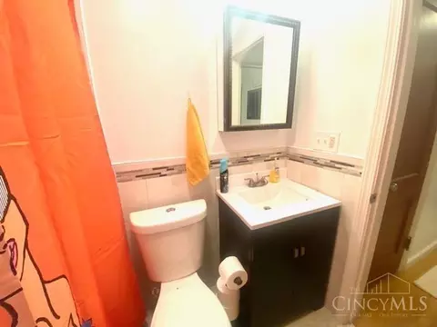 Bath - 1714 Joseph Ct, Cincinnati, OH 45231 photo 2 of 2