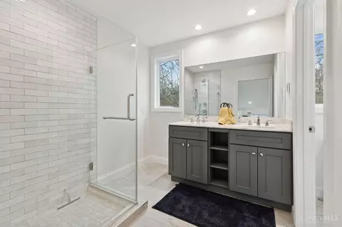 Bath - 6658 Corbly Rd, Cincinnati, OH 45230 photo 4 of 4