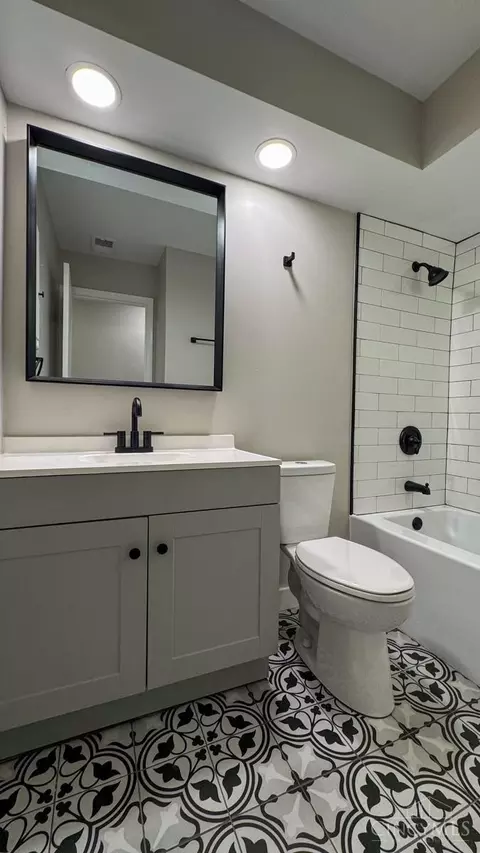 Bath - 9651 Beech Dr, Cincinnati, OH 45231 photo 4 of 6