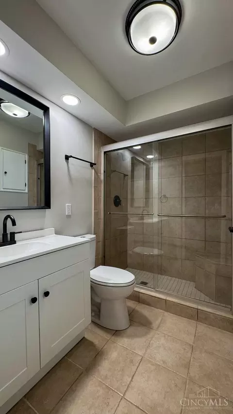 Bath - 9651 Beech Dr, Cincinnati, OH 45231 photo 1 of 6