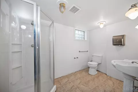 Bath - 1720 Norcol Ln, Cincinnati, OH 45231 photo 3 of 3