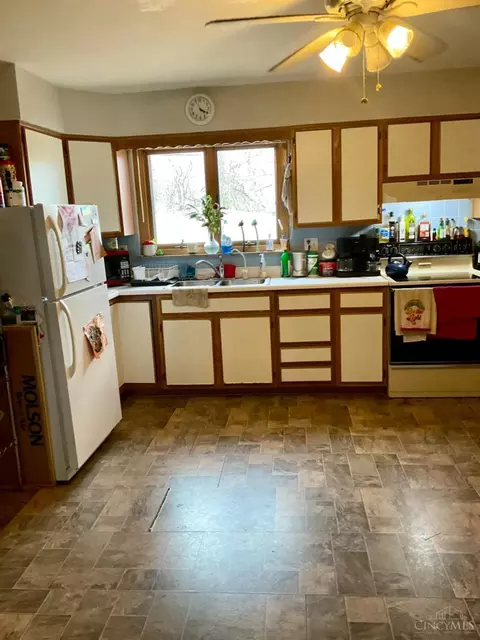 Kitchen - 457 Kitty, Cincinnati, OH 45238 photo 3 of 4