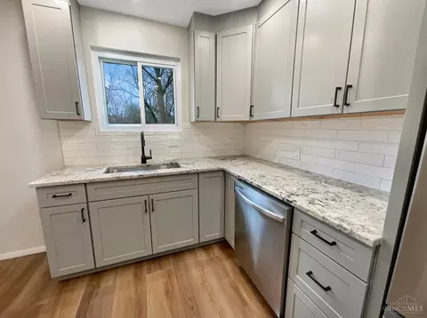 Kitchen - 9627 Trafford Ct, Cincinnati, OH 45231 photo 3 of 4