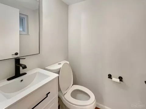 Bath - 9627 Trafford Ct, Cincinnati, OH 45231 photo 3 of 4