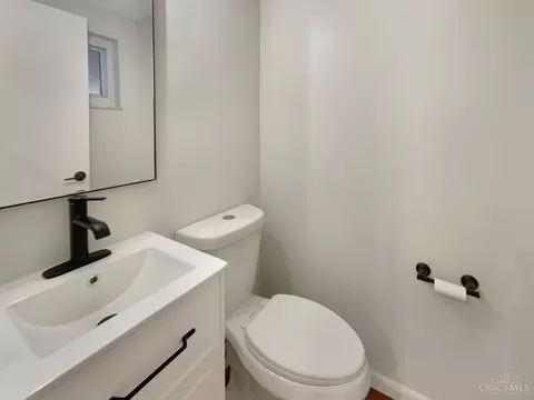 Bath - 9627 Trafford Ct, Cincinnati, OH 45231 photo 4 of 4