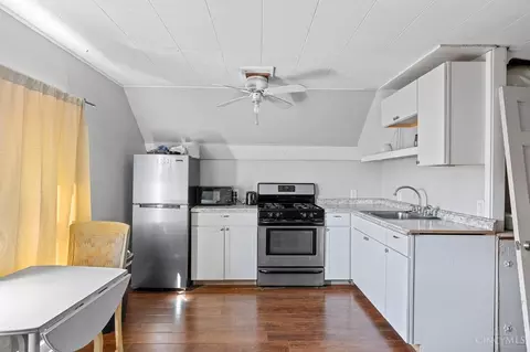 Kitchen - 1043 Beech, Cincinnati, OH 45205 photo 3 of 4