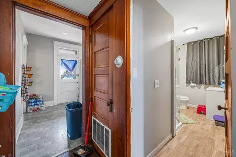 Entry Way - 1043 Beech, Cincinnati, OH 45205 photo 11 of 13