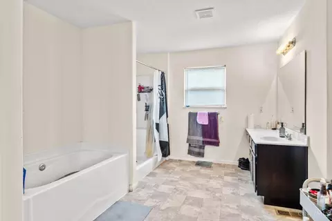 Bath - 10143 Arnold Dr, Woodlawn, OH 45215 photo 3 of 5