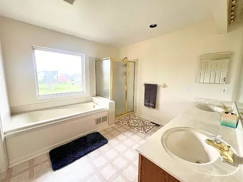 Bath - 10970 Fallstone Dr, Springdale, OH 45246 photo 2 of 4