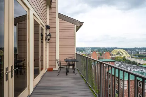Exterior - 367 Oregon St, Cincinnati, OH 45202 photo 2 of 10