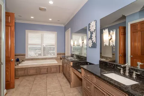 Bath - 367 Oregon St, Cincinnati, OH 45202 photo 3 of 6
