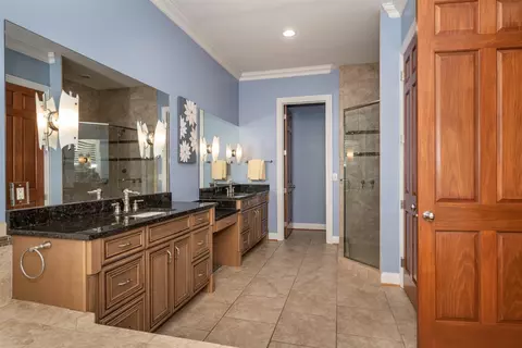 Bath - 367 Oregon St, Cincinnati, OH 45202 photo 1 of 6