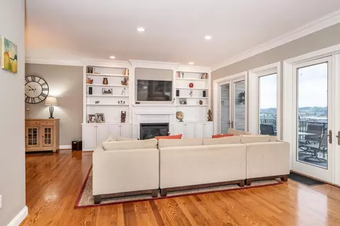 Living - 367 Oregon St, Cincinnati, OH 45202 photo 2 of 7