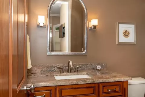 Bath - 367 Oregon St, Cincinnati, OH 45202 photo 6 of 6