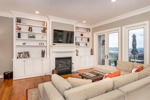 Living - 367 Oregon St, Cincinnati, OH 45202 photo 3 of 7