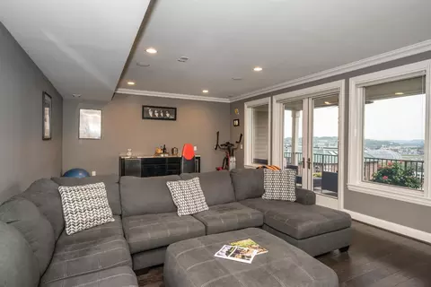 Living - 367 Oregon St, Cincinnati, OH 45202 photo 6 of 7