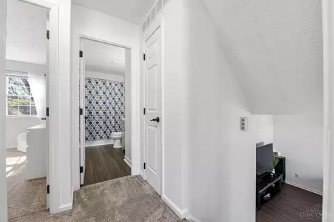 Entry Way - 1585 Forester Dr, Cincinnati, OH 45240 photo 2 of 3