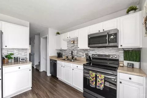 Kitchen - 1585 Forester Dr, Cincinnati, OH 45240 photo 3 of 3