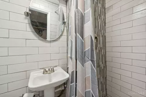 Bath - 2872 Almester Dr, Cincinnati, OH 45211 photo 3 of 3