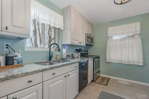 Kitchen - 6247 Raytee Ter, Cincinnati, OH 45230 photo 3 of 4
