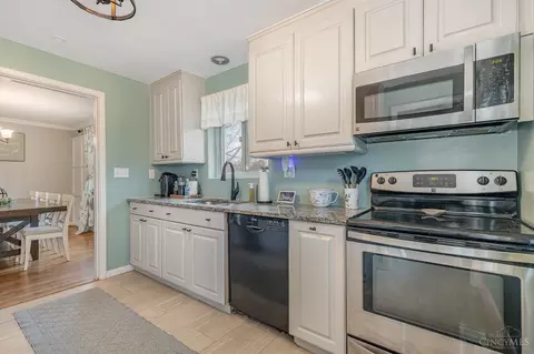 Kitchen - 6247 Raytee Ter, Cincinnati, OH 45230 photo 2 of 4
