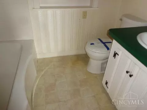 Bath - 107 Ridgeway Dr, Centerville, OH 45459 photo 2 of 3