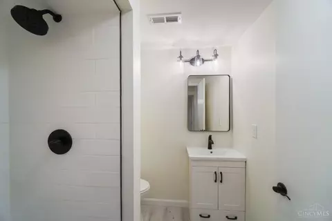 Bath - 4986 Ridgecrest Dr, Blue Ash, OH 45242 photo 9 of 11