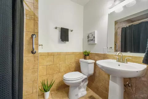 Bath - 4986 Ridgecrest Dr, Blue Ash, OH 45242 photo 1 of 11