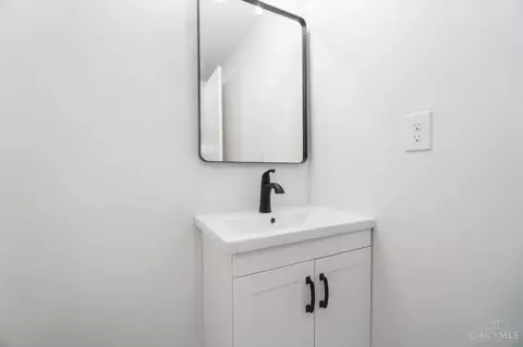 Bath - 4986 Ridgecrest Dr, Blue Ash, OH 45242 photo 10 of 11