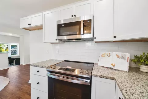 Kitchen - 4986 Ridgecrest Dr, Blue Ash, OH 45242 photo 2 of 3