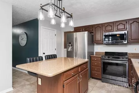 Kitchen - 17549 Bloomrose Rd, Williamsburg, OH 45176 photo 2 of 3