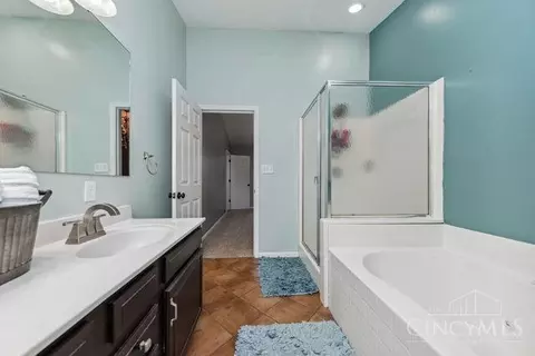Bath - 17549 Bloomrose Rd, Williamsburg, OH 45176 photo 2 of 4
