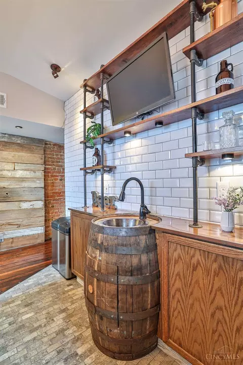 Kitchen - 550 Milton St, Cincinnati, OH 45202 photo 6 of 10