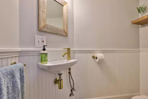 Bath - 550 Milton St, Cincinnati, OH 45202 photo 3 of 5