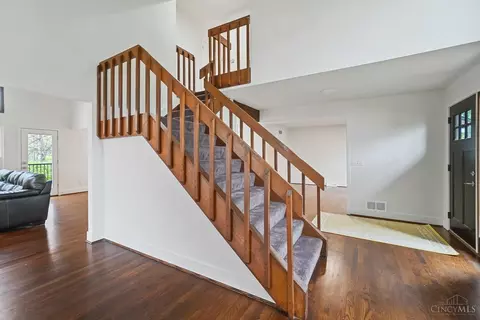 Entry Way - 7020 Royalgreen Dr, Cincinnati, OH 45244 photo 6 of 8