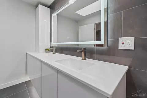 Bath - 7020 Royalgreen Dr, Cincinnati, OH 45244 photo 3 of 7