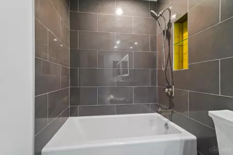 Bath - 7020 Royalgreen Dr, Cincinnati, OH 45244 photo 6 of 7