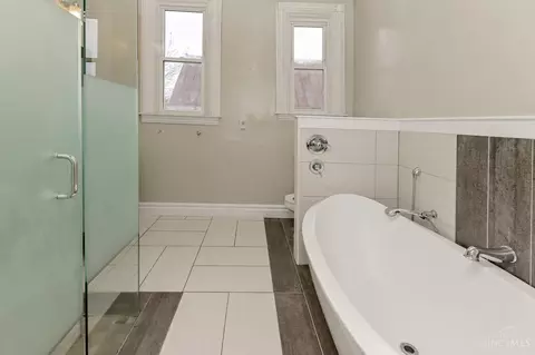 Bath - 4255 Eighth St, Cincinnati, OH 45205 photo 3 of 4